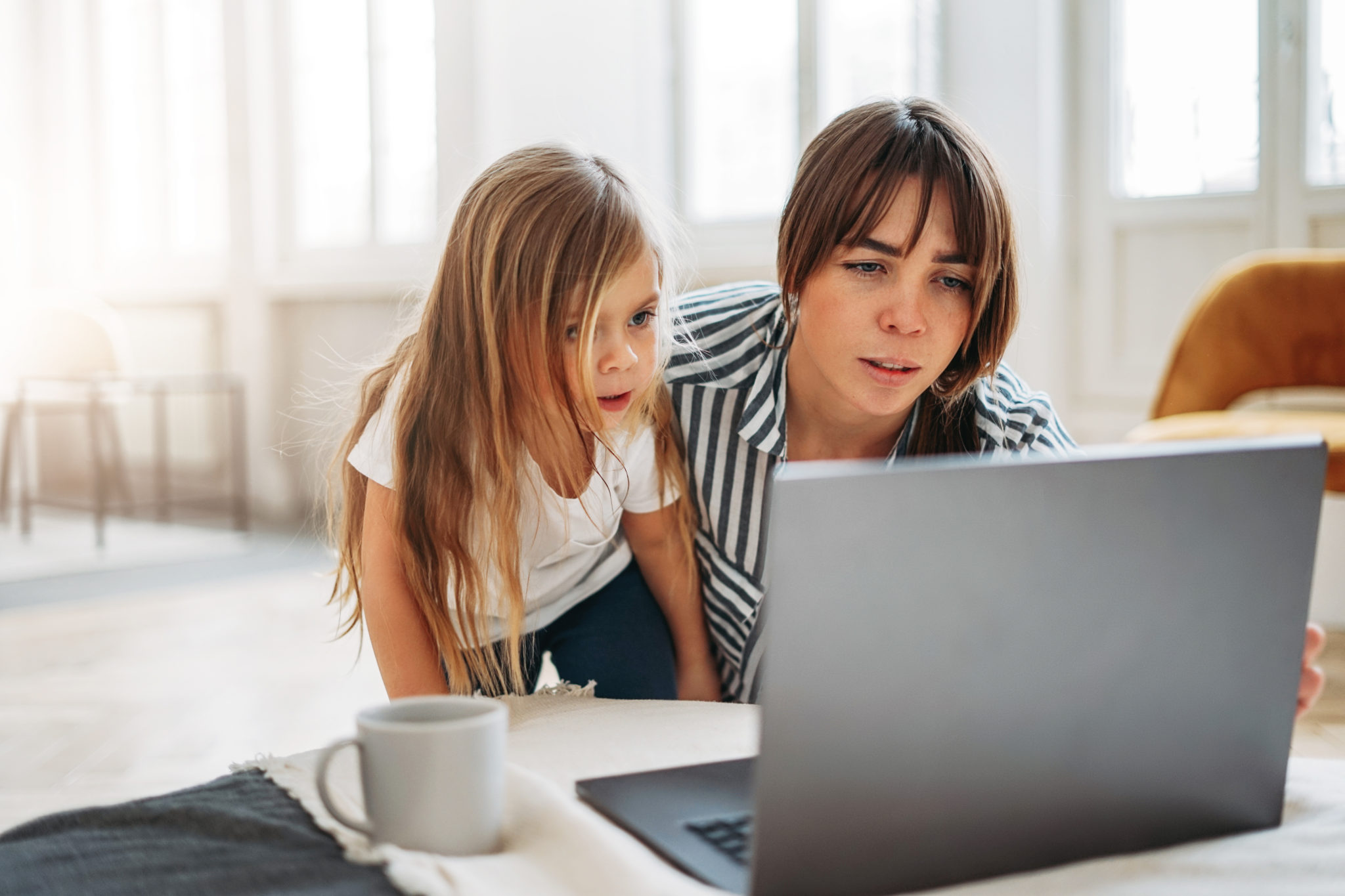 Working mom s. Мать ПК. Рабочая мама. Русская студентка за компьютером картинки в кругу.